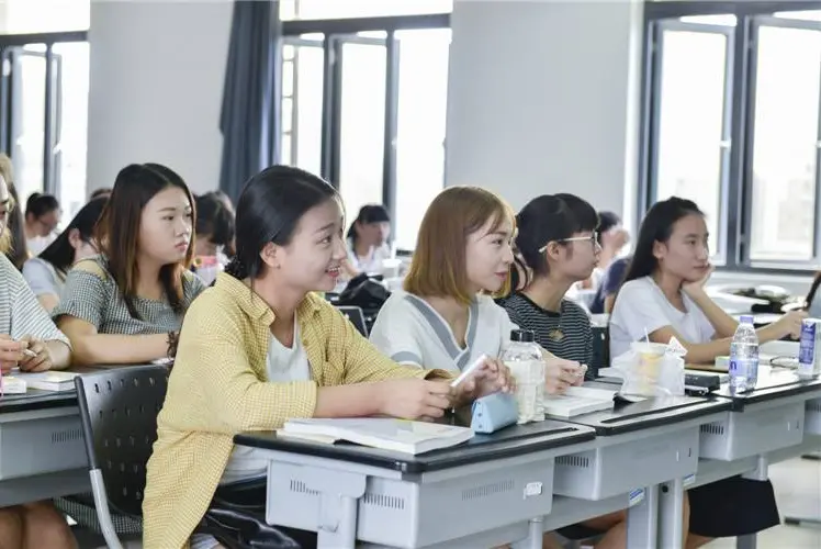 杭州教师工资2021教师待遇最新消息，杭州教师工资多少钱一个月