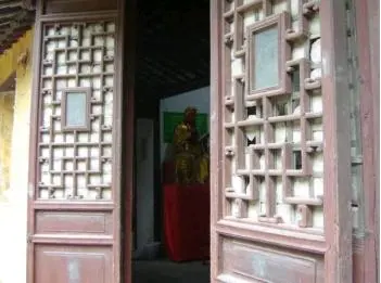 中国古代根本没有玻璃，只有简单的窗户纸，如何防止被外人偷窥?