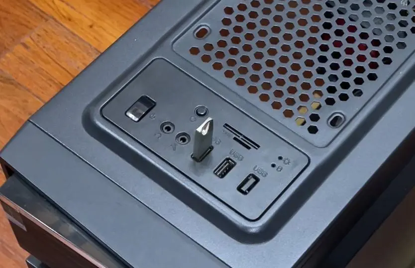 电脑usb接口不能读取移动硬盘，电脑usb插移动硬盘没反应